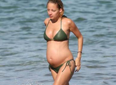 nicole_richie_bikini_pregnant_small.jpg